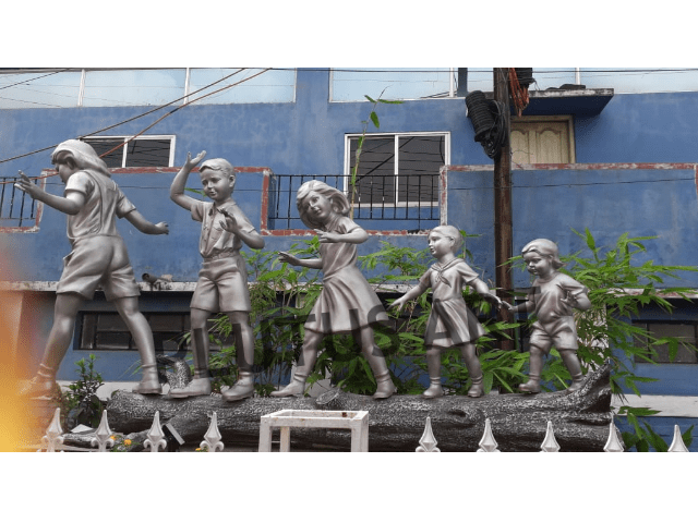 Playing Kinds Garden Statues