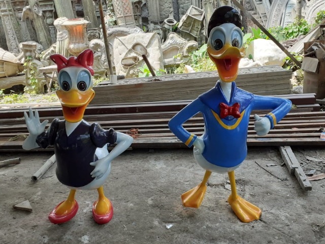 Donald Duck Cartoon Statue